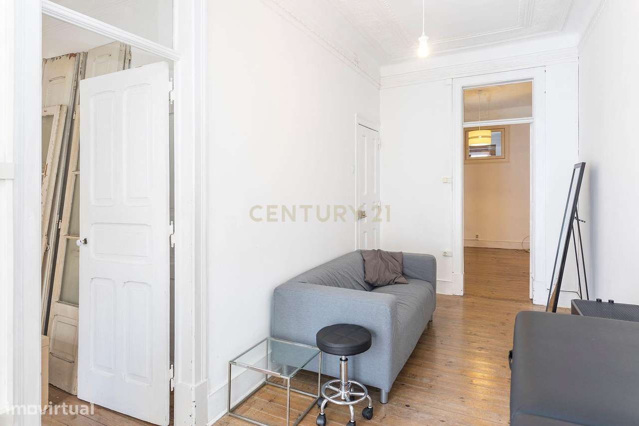 Prédio em propriedade Total | 3 Apartamentos T2+1 e Loja | Lisboa | A-22