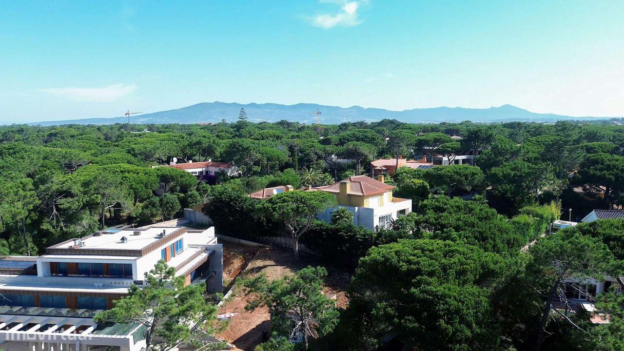 MORADIA EM LOTE DE TERRENO DE 1.940m² COM PROJECTO APROVADO-18