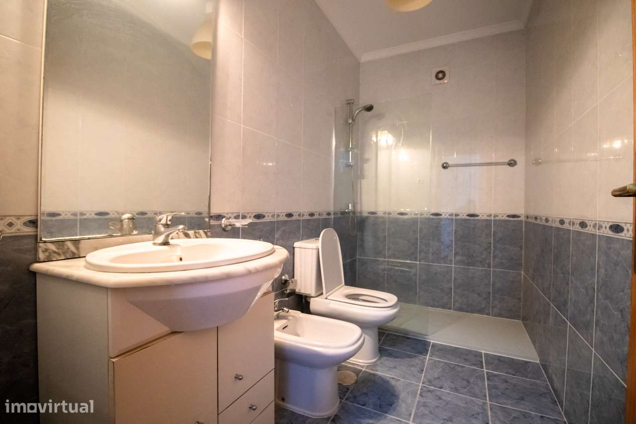 Moradia T4 Usada em Excelente Localização – A Apenas 1 km da Praia - Grande imagem: 4/27