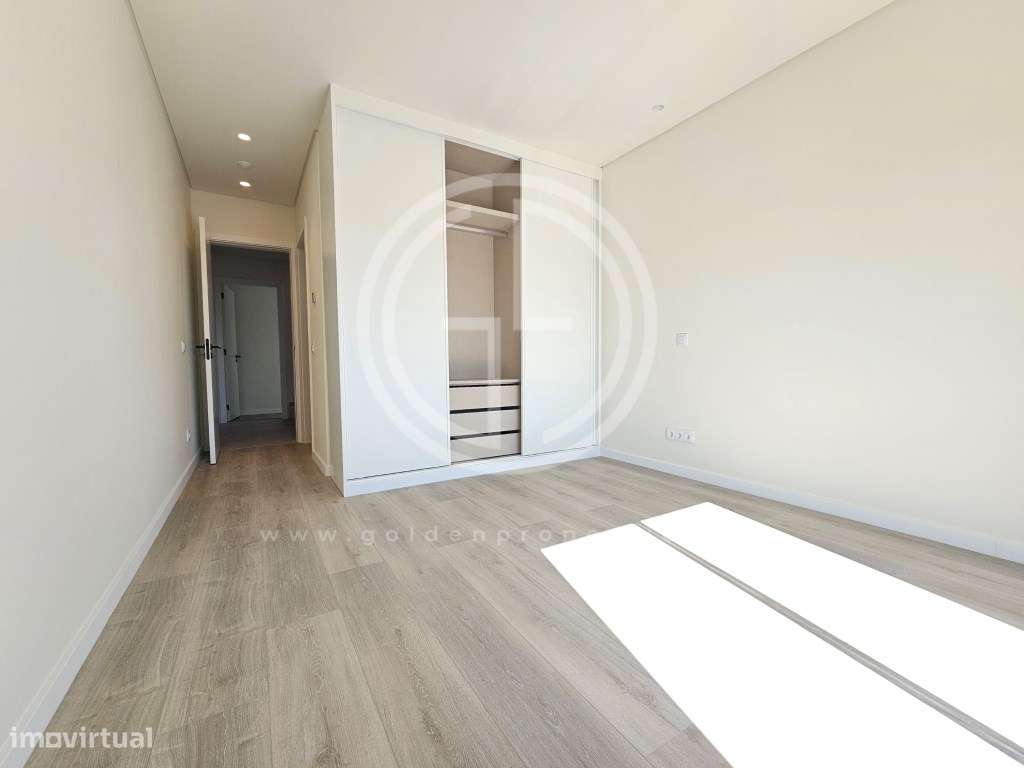 Moradias em Banda T4 em Montenegro, Faro-8