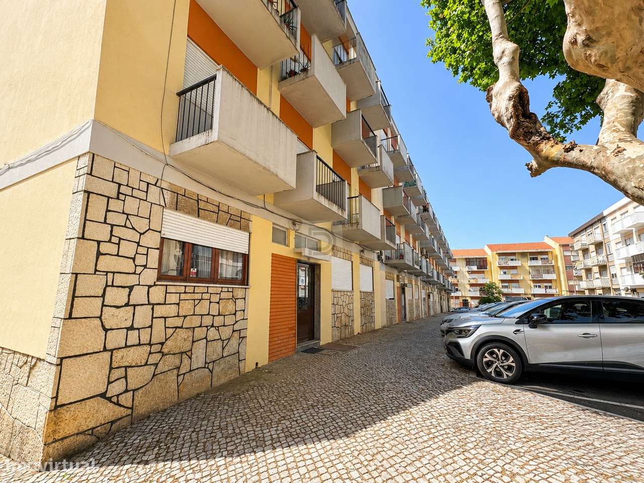 T2 remodelado de raiz no centro do Barreiro, com 3 varandas e muita lu-27