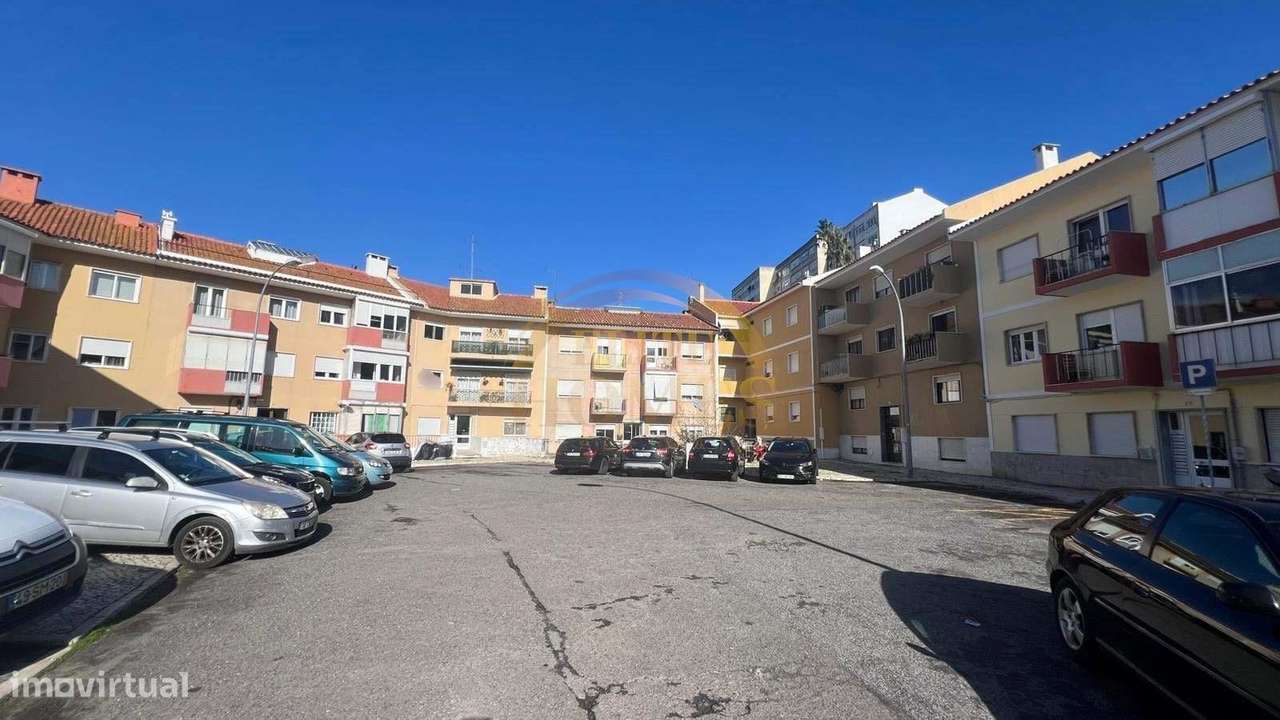 T2 Remodelado com Vista Desafogada, em Linda-a-Velha.-23