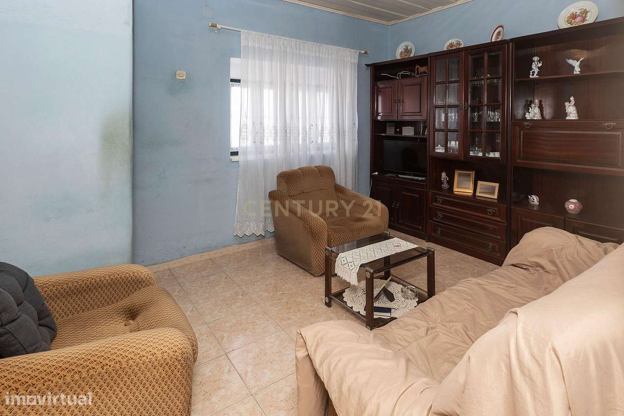 Moradia T3 com Quintal e Alto Potencial no Caramão da Ajuda, Lisboa-5