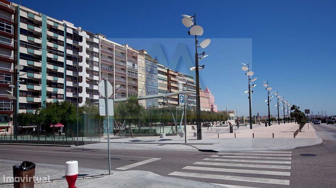 Loja comercial no largo do passeio Alegre, na Póvoa de Varzim.-15