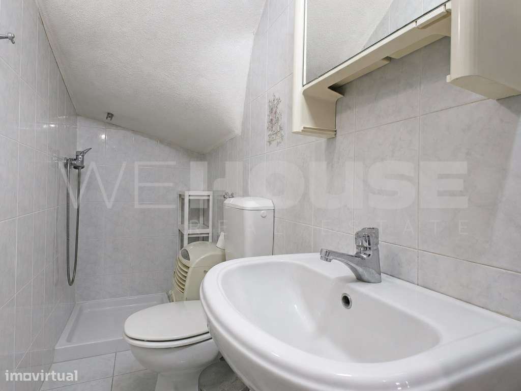 Oásis Urbano: Moradia T3 com Piscina e Potencial para T1 Independente-37