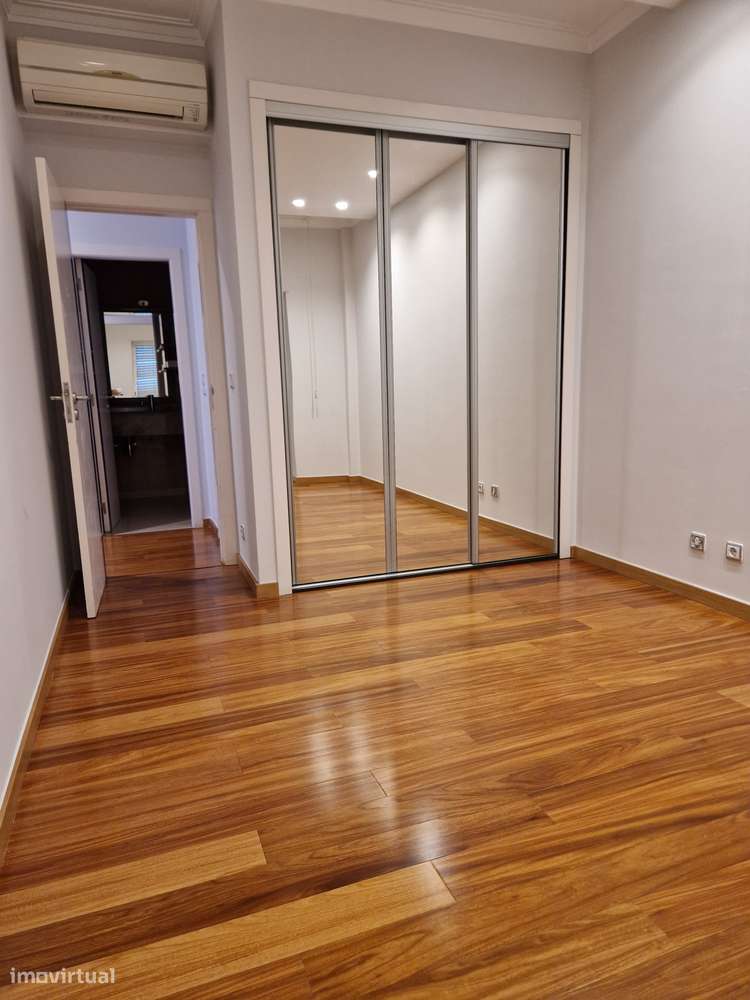 T3 Luxo (T3+T3 ligados/2 Fracções) com 3 Boxes Vistas - Almada Centro-19