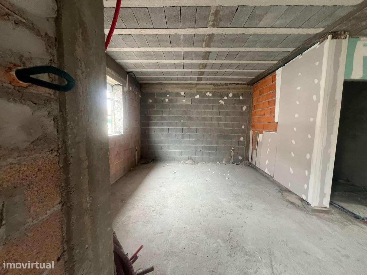 Moradia T4 em Fase Final de Construção com Piscina — Centro de Chaves-12