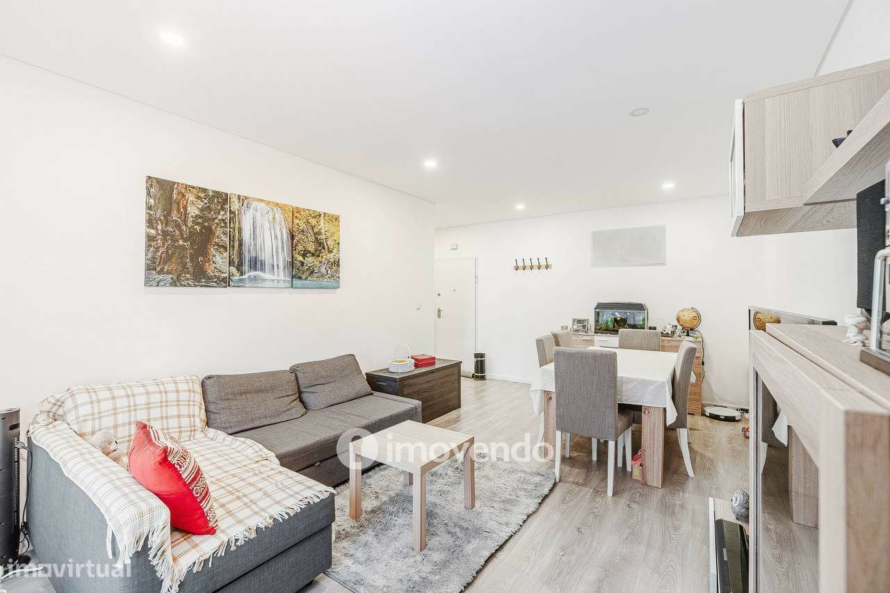Apartamento T2, com áreas amplas e varanda, na Póvoa de Santa Iria-2