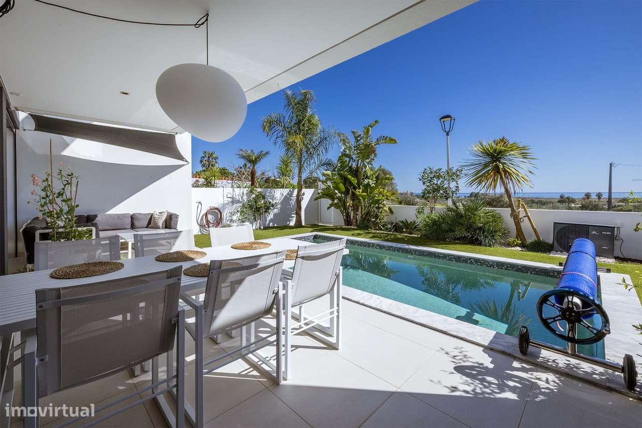 MODERNA E LUXUOSA MORADIA T3 COM PISCINA E GARAGEM PERTO DA MARINA DE-12