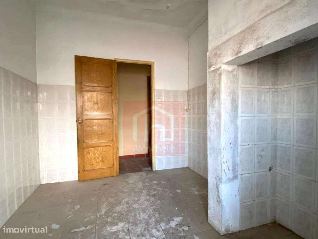 Prédio de 2 pisos para recuperar com logradouro no centro do Montijo-20