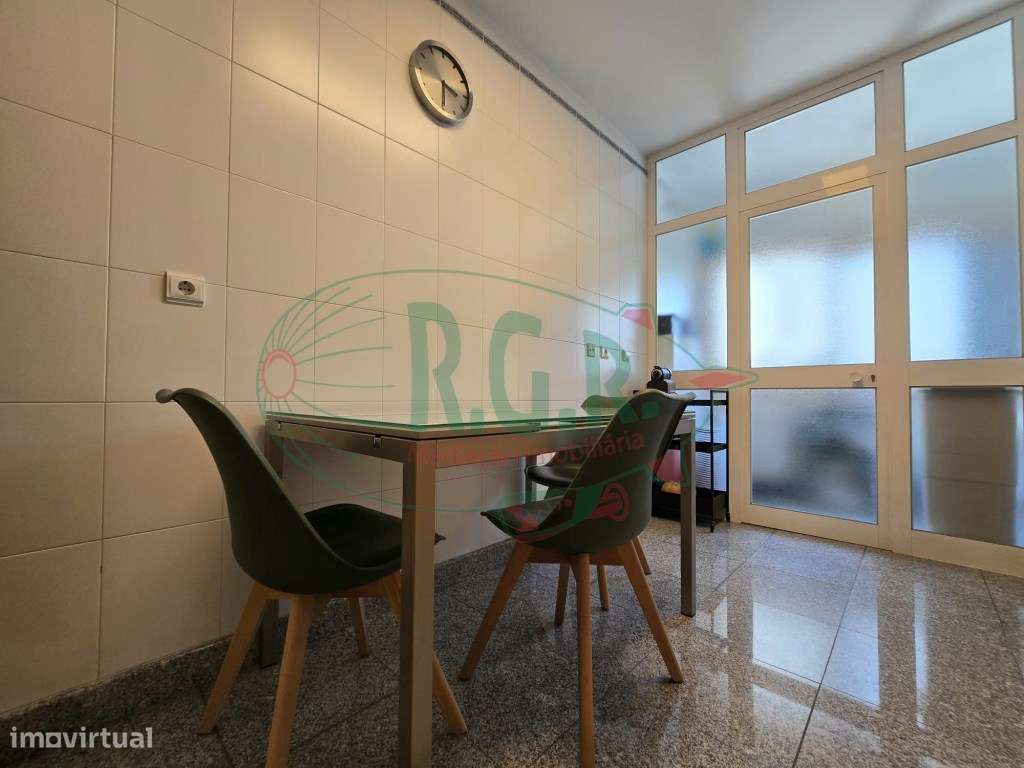 Apartamento T2| Lg Garagem 2 Carros | Localização Central São Cosme-20