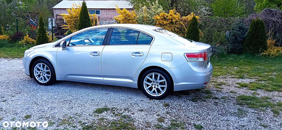 Toyota Avensis 1.8 Sol - 12