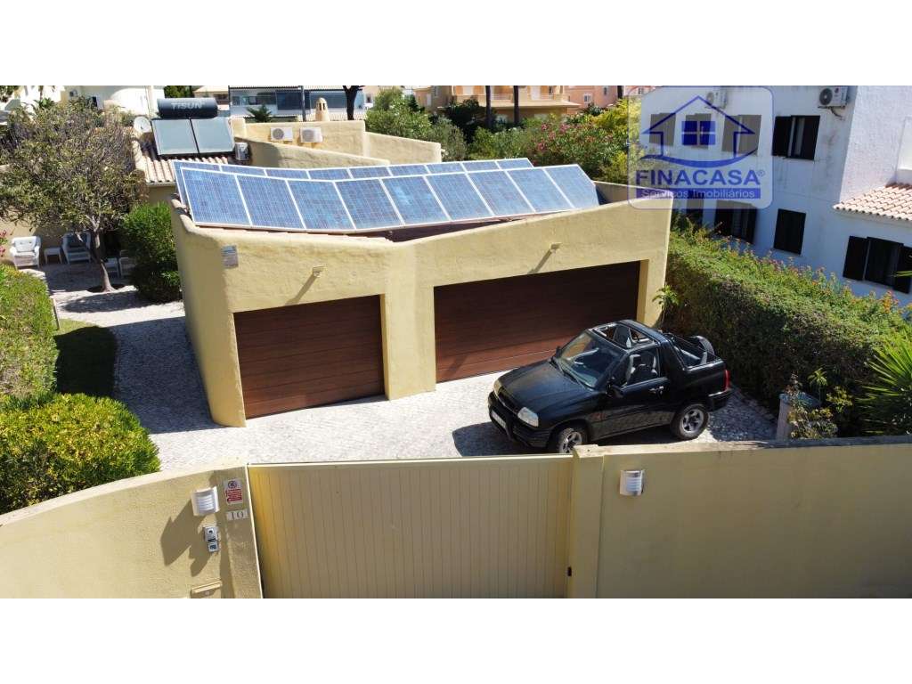 Moradia V3 toda térrea isolada com piscina,jardim e garagem - Vilam... - Grande imagem: 4/54