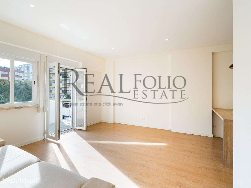 Apartamento T1 remodelado com varanda na Costa da Caparica-1