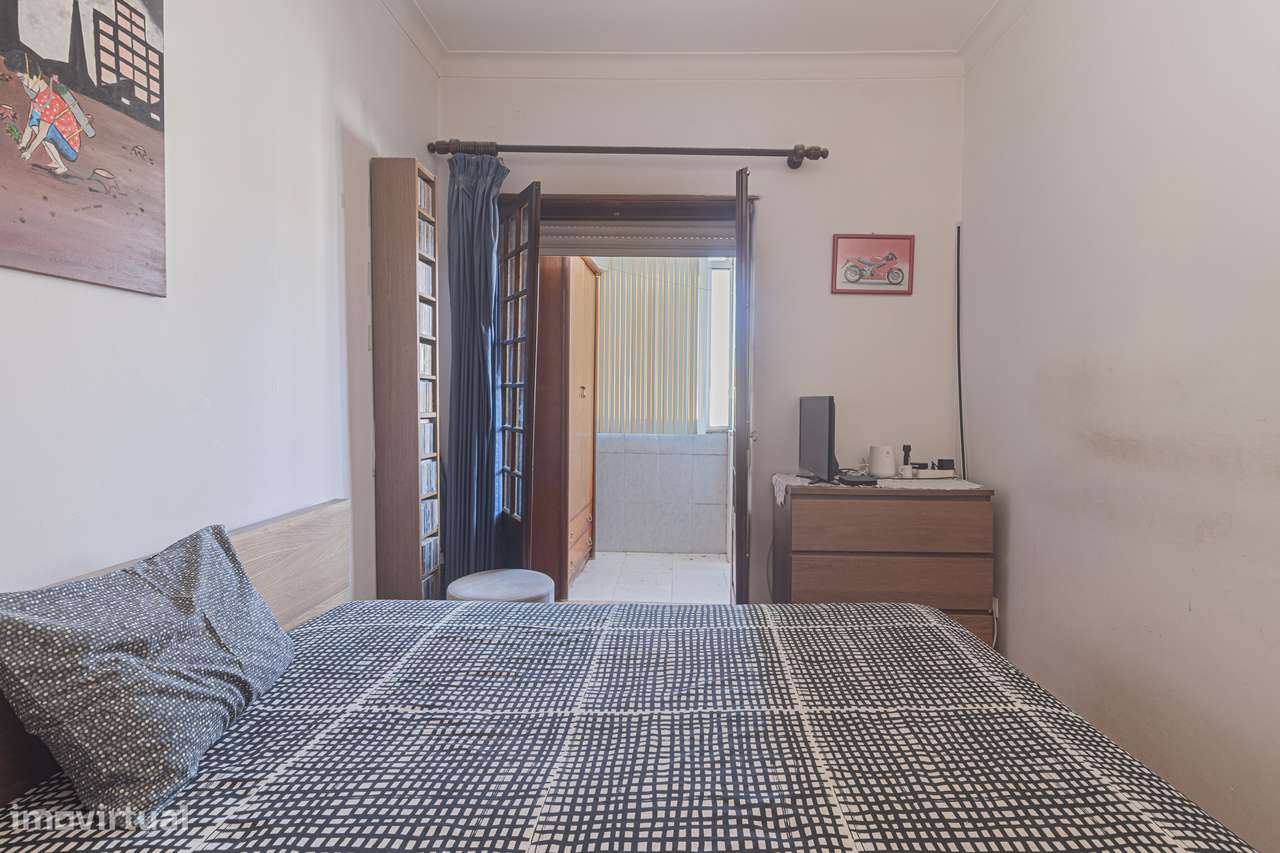 Apartamento T4 transformado em T3 no Laranjeiro-10