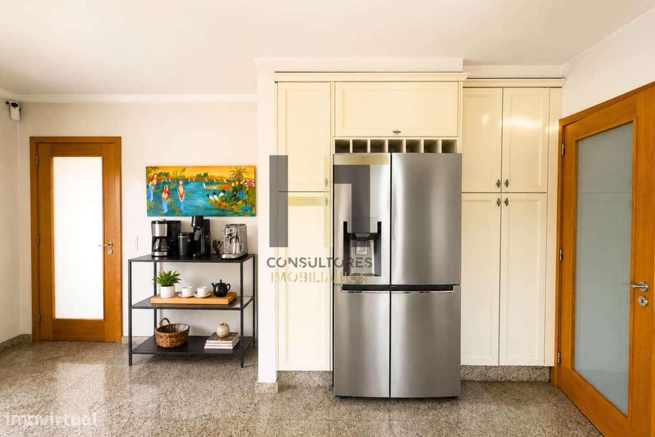 Moradia T3 | 4 Frentes | Piscina, Suite c/ Closet, Garagem 3 Carros |-7
