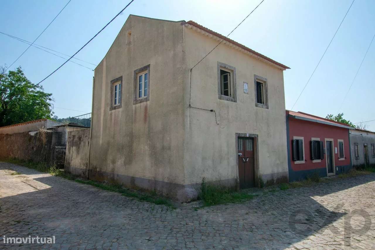 Casa De Pedra Com Anexo Numa Aldeia Tranquila De Portugal