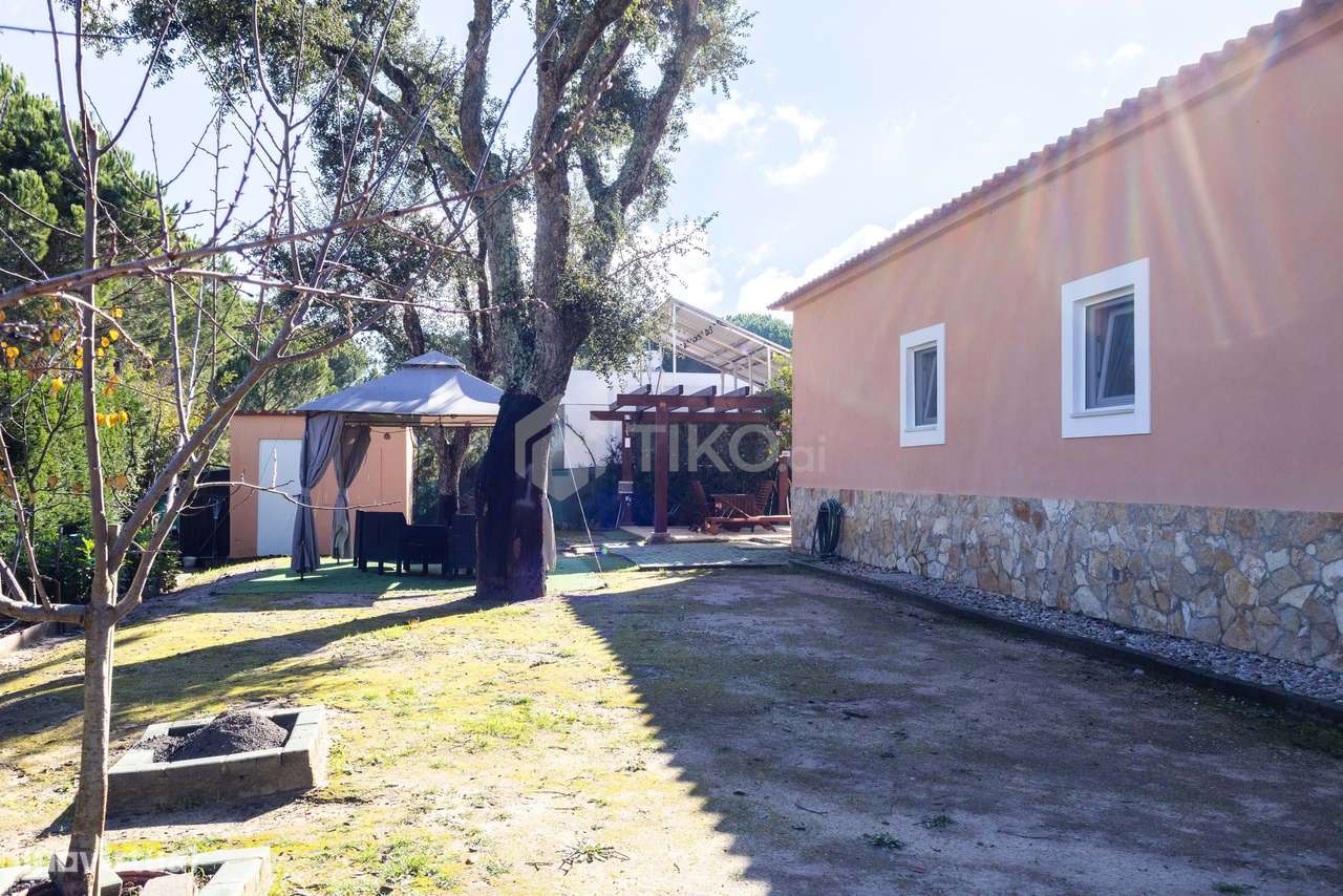 MORADIA T4 218M² EM TERRENO 1.044M² COM PISCINA EM CONDOMÍNIO GOLFE SA-54