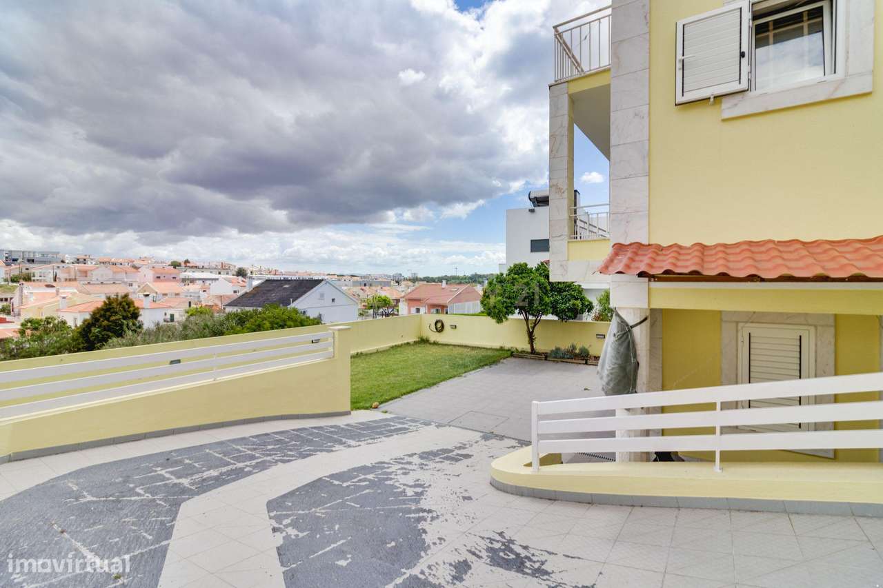 Moradia de Prestígio com 277m² | Garagem | Energia Solar | Feijó, Alma-31