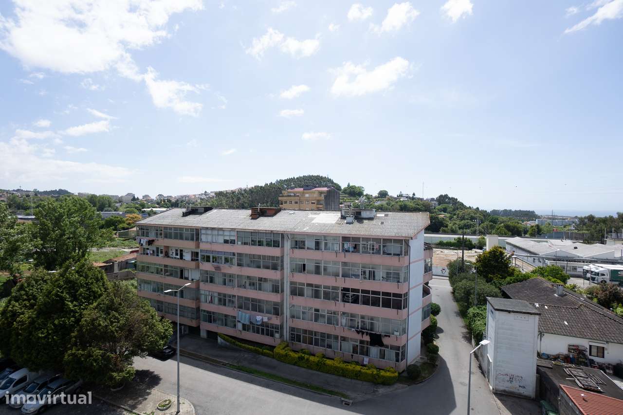 Apartamento T2 com varanda e garagem fechada em Mafamude-7