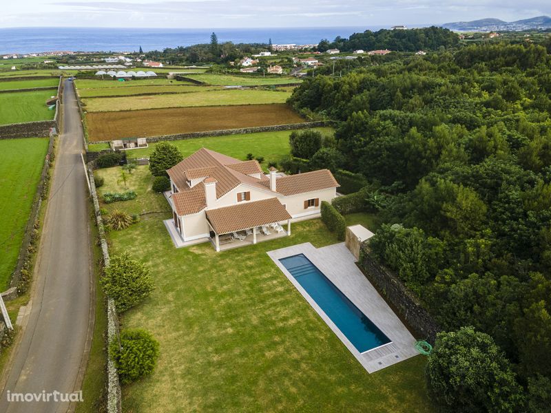 Vivenda com vista mar e serra, em Rabo de Peixe, São Miguel