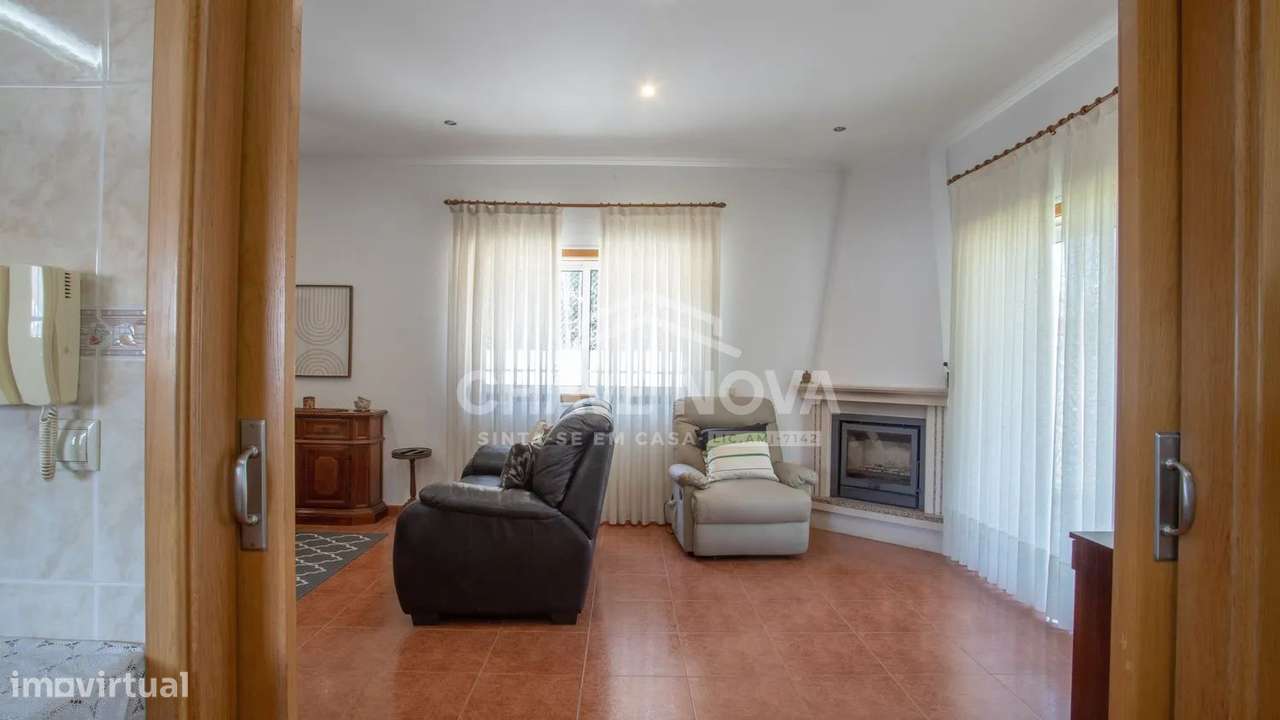 Moradia T4 Térrea de 4 Frentes com Amplo Terreno, Cave e Garagem-8