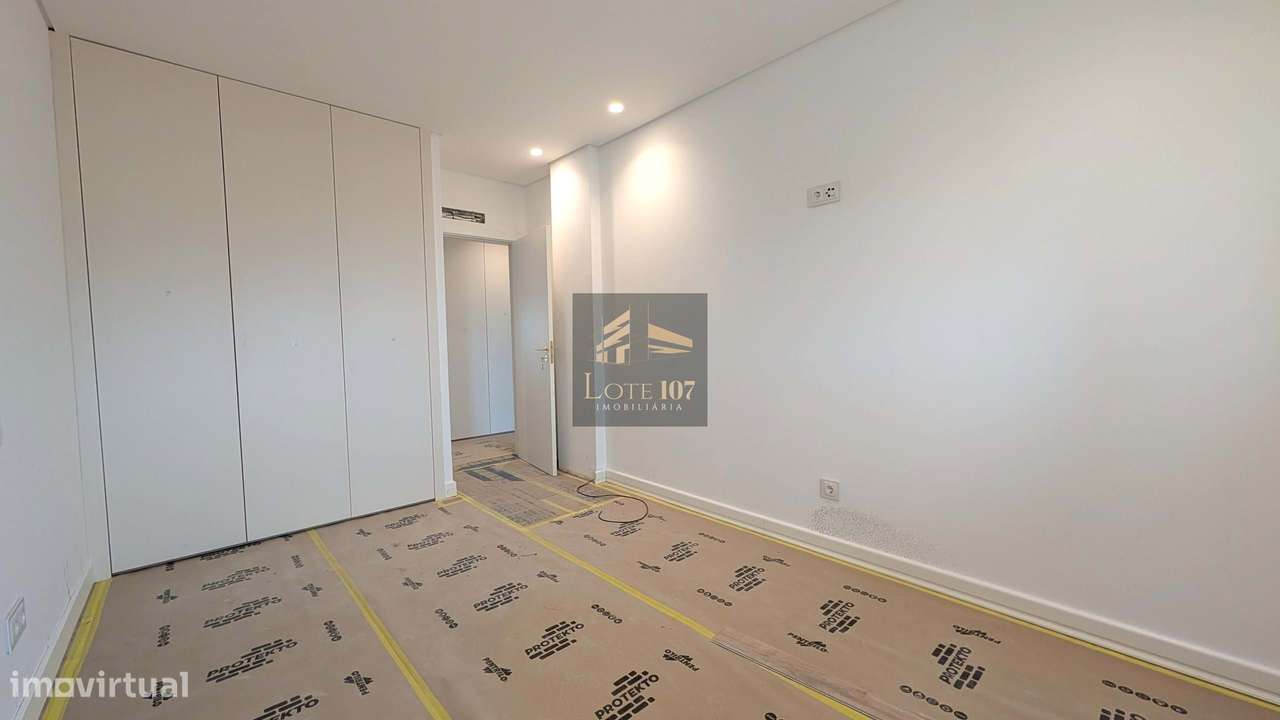 Apartamento T2 Novo em Val Flores-9