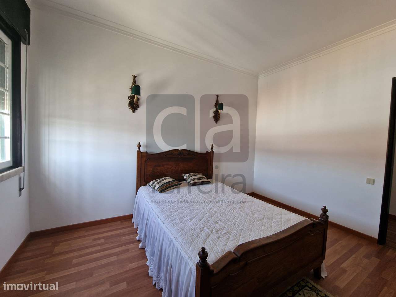 Moradia T3+1 no centro de Almeirim com garagem ampla e quintal-15