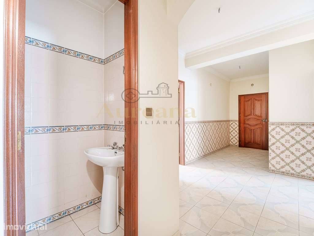 Oportunidade: T3 no Centro de Ourém em Prédio com Elevador-17