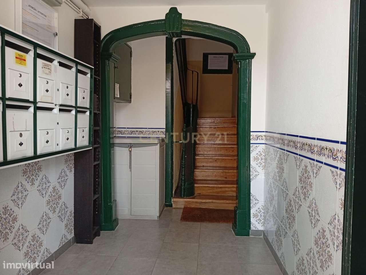 Apartamento para remodelação total situado na zona oriental (a 10m a p-15
