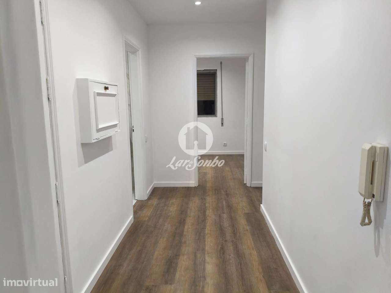 Apartamento T2, remodelado, localizado em Nogueira da Maia-3