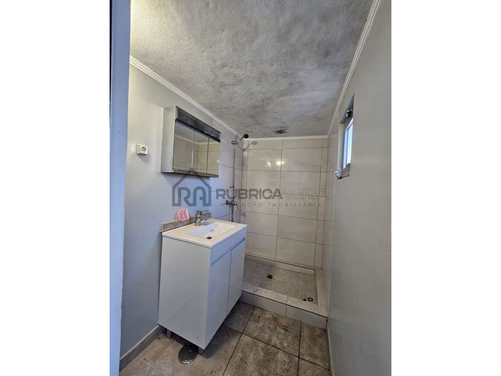 Moradia no centro histórico de Loulé com 2 pisos , armazém e casa-9