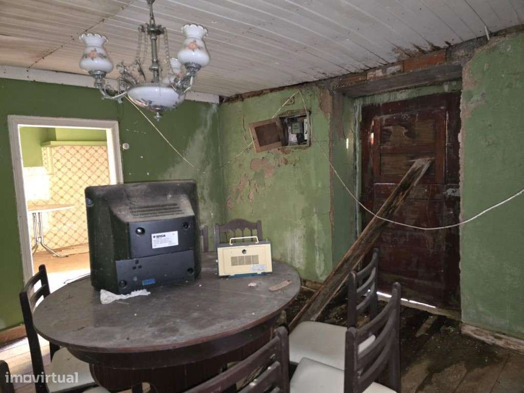 Moradia T3 com terraço, terreno e arrecadação para remodelar, Folgo...-13