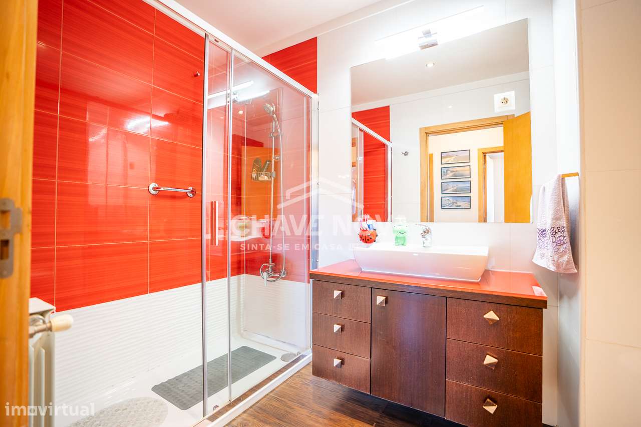 Apartamento T3, com terraço e box 4 carros situado em Campo- Valongo-22