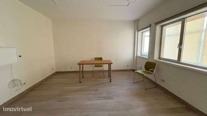 T0 na Av da Baovista, junto à Casa da Música - Grande imagem: 5/13