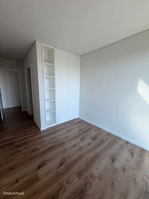 T2 em suítes, Varanda de 35,59 m² e Box para 2 Viaturas | Oeiras Golf-12