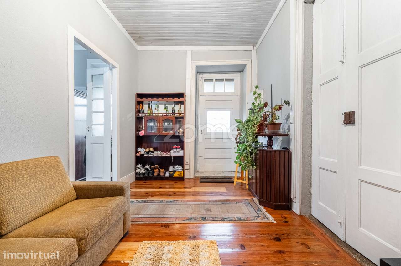 Prédio com habitação, serviços e garagem - Centro de Alfena, Valong... - Grande imagem: 1/41