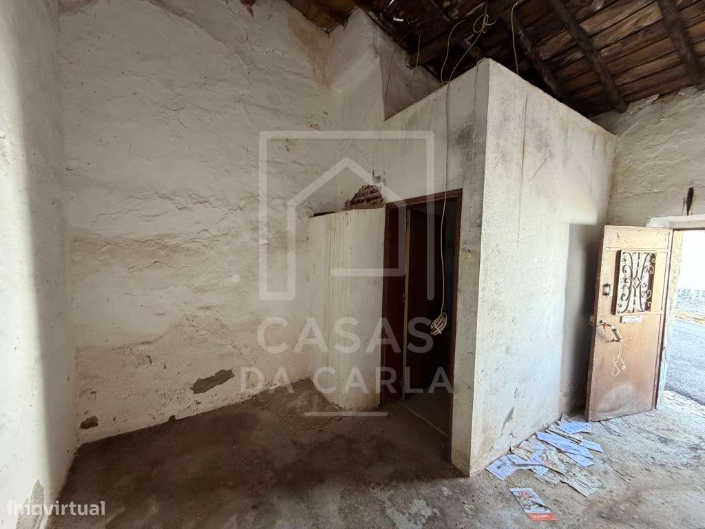 Moradia T1+1 com quintal para remodelação em Vila Ruiva-12
