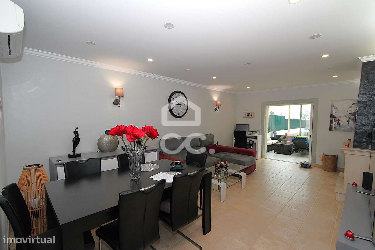 Venda com reserva de usufruto vitalício - Moradia T3 com piscina em Ar-48