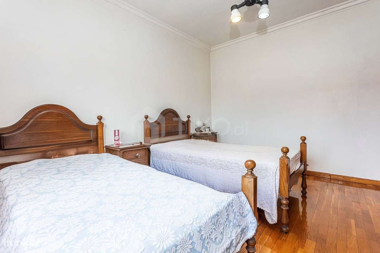 MORADIA GEMINADA À  VENDA EM PORTO SALVO– 3 PISOS, 2 FRENTES-15