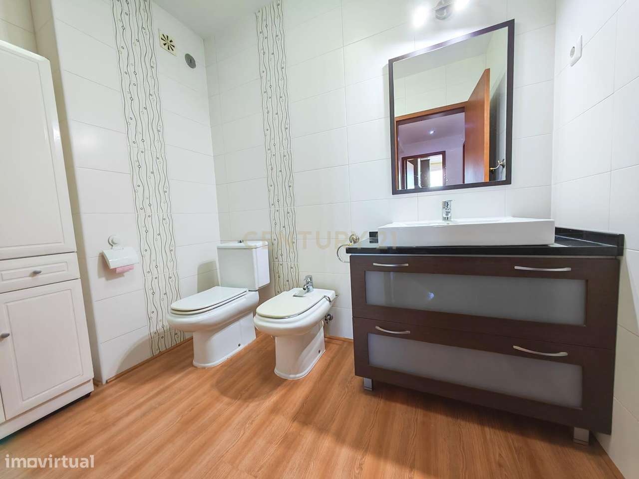 Apartamento T3 renovado recentemente com vista de Rio e Lisboa nos Oli-17