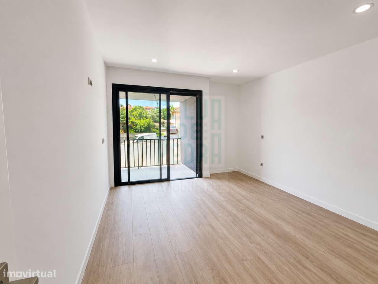 Última Moradia V4 de 3 Frentes com Garagem para 3 Viaturas | Vila Nov-7