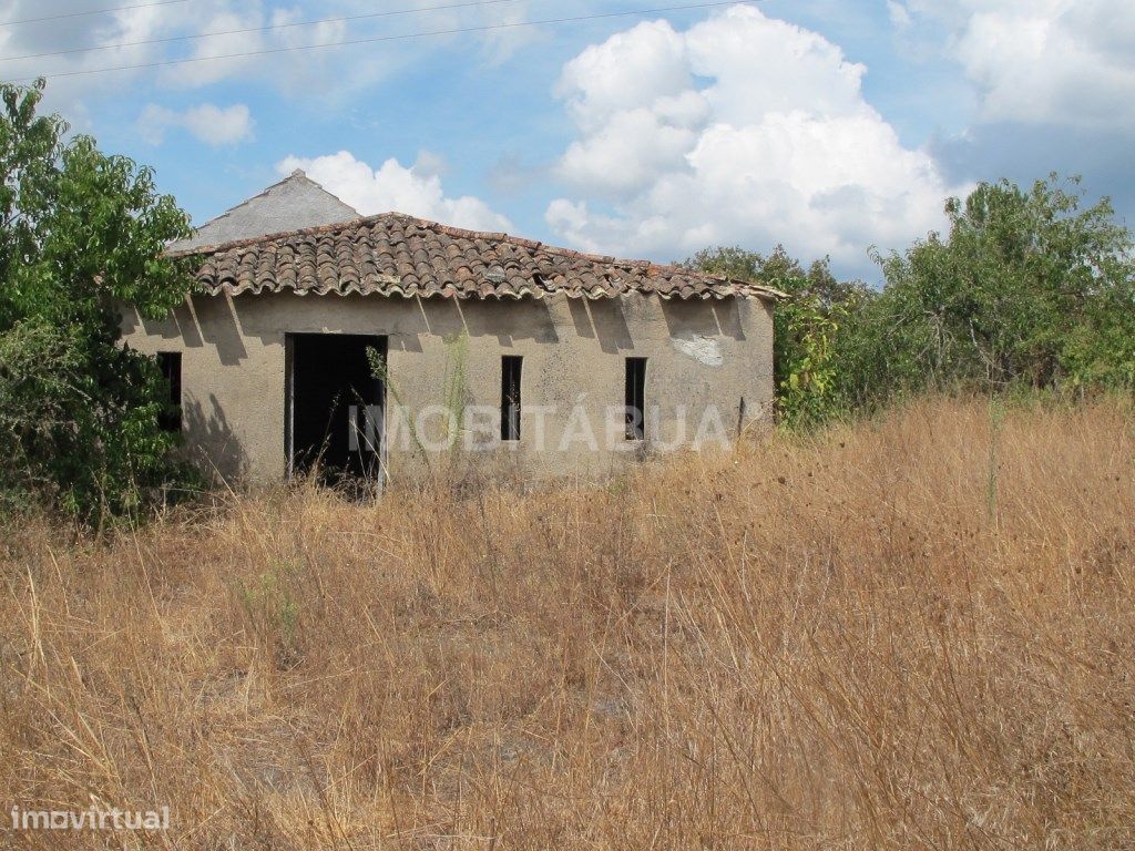 Terreno com casa de arrecadação em Castanheira