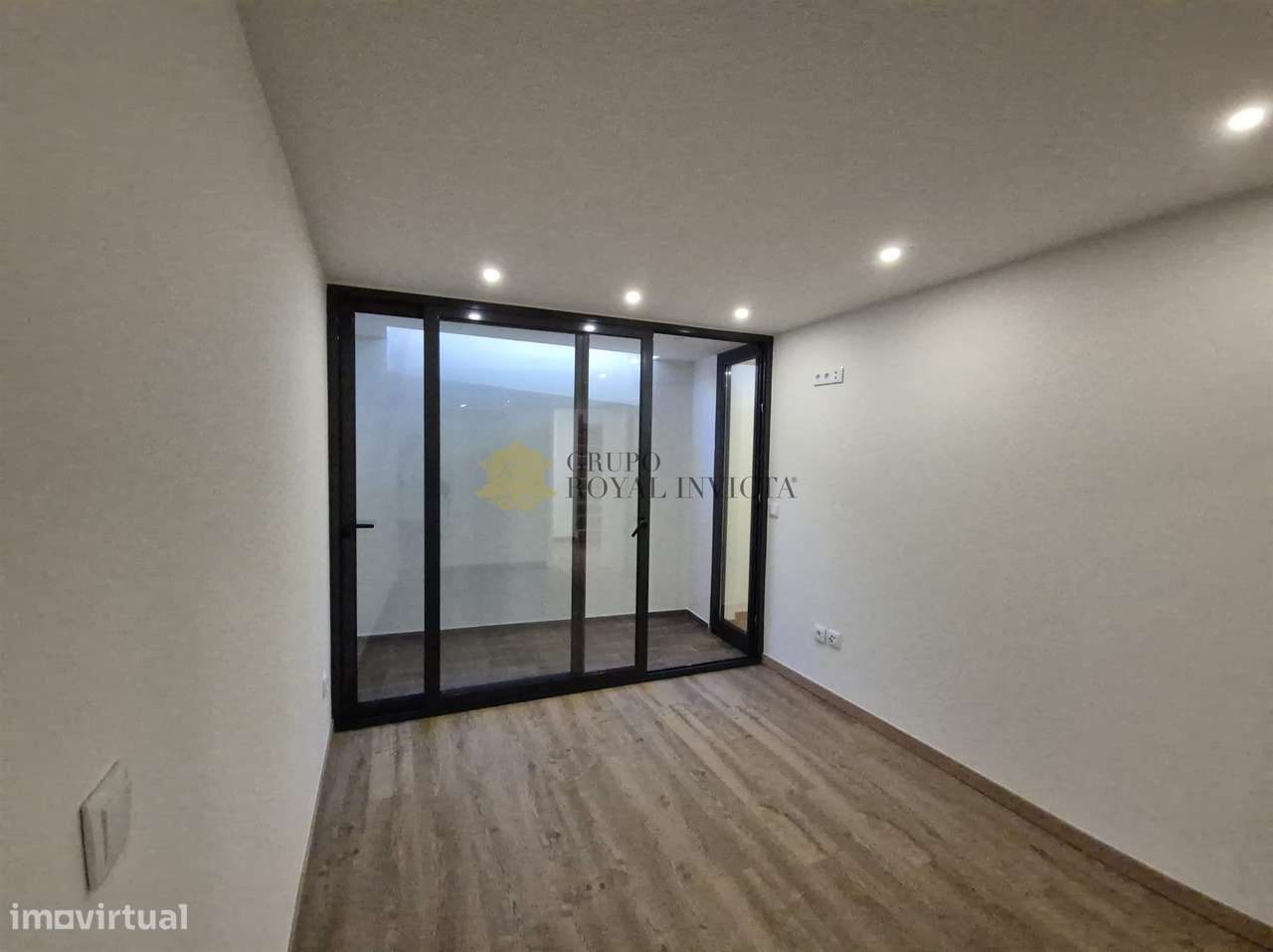 Oportunidade – Apartamento T2 Remodelado no Porto-22