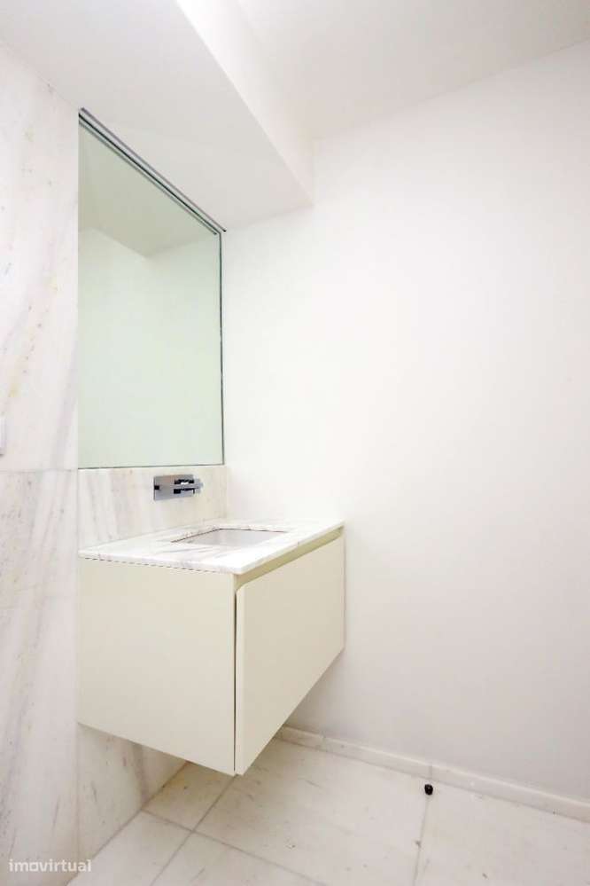 Apartamento T3 com 177m2 no edifício Varino 04-17