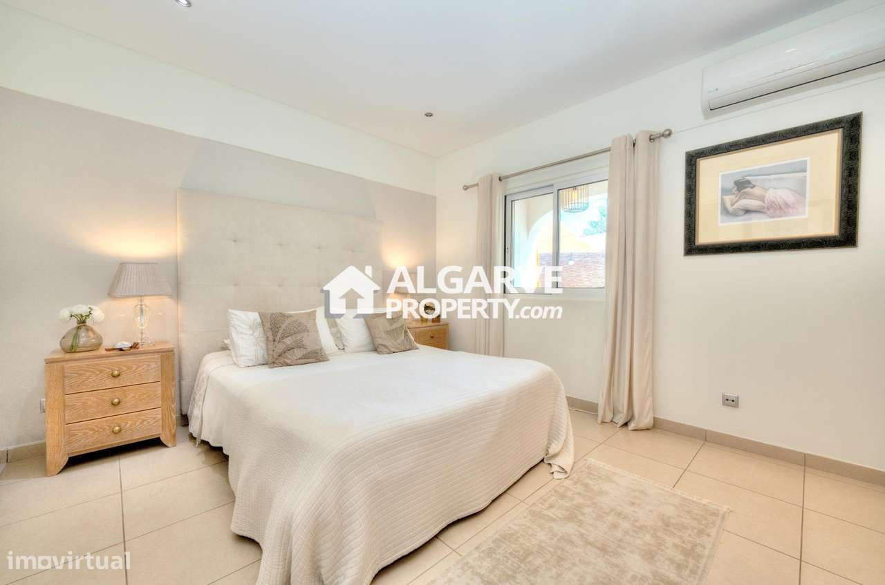 Moradia Isolada com Piscinas e Jardim nos arredores de Vilamoura, Alga - Grande imagem: 4/60