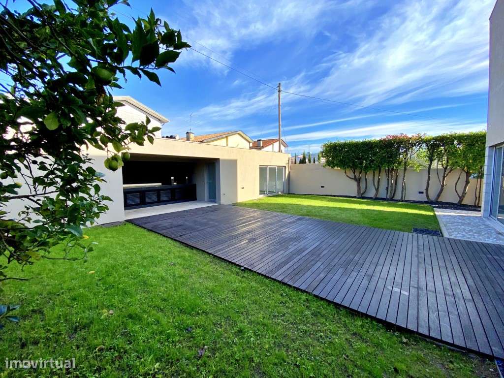 Moradia com elevador no centro da Trofa-22