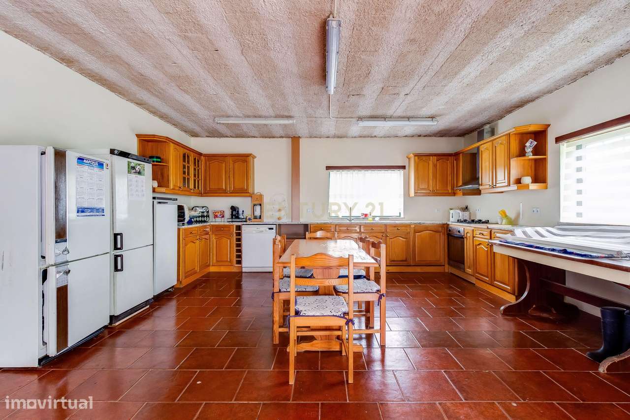 Prédio com 2 apartamentos+garagem+terreno-45