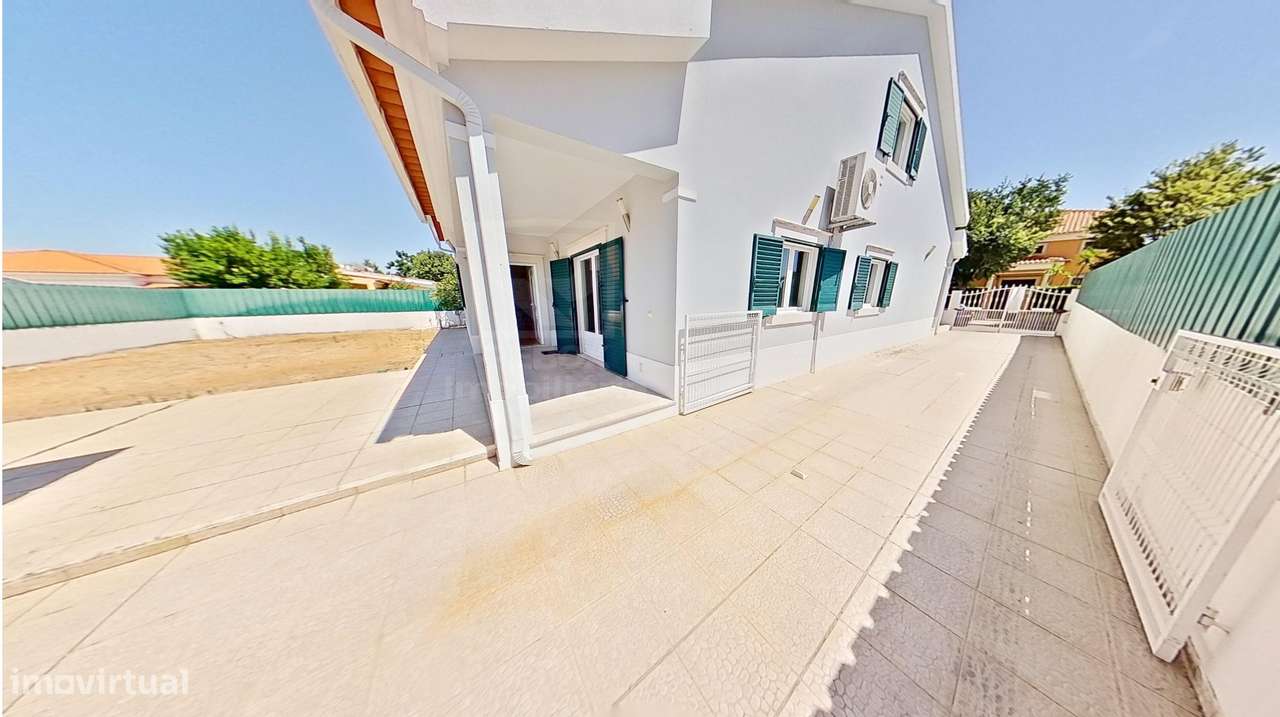 Moradia T5 isolada com 20 painéis solares e 3 quartos no piso térreo-31