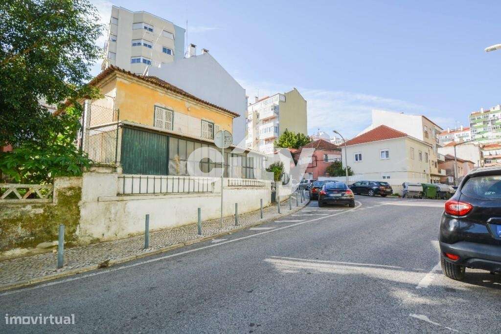 Moradia com terreno no centro de Odivelas para recuperar - Grande imagem: 3/24